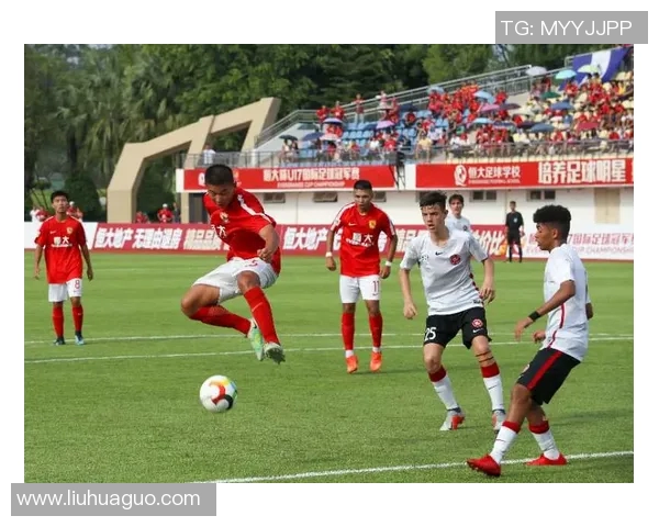 上海足球队在足球战术排行榜中荣登第五名引发广泛关注与讨论 上海足球队在足球战术排行榜中荣登第五名引发广泛关注与讨论